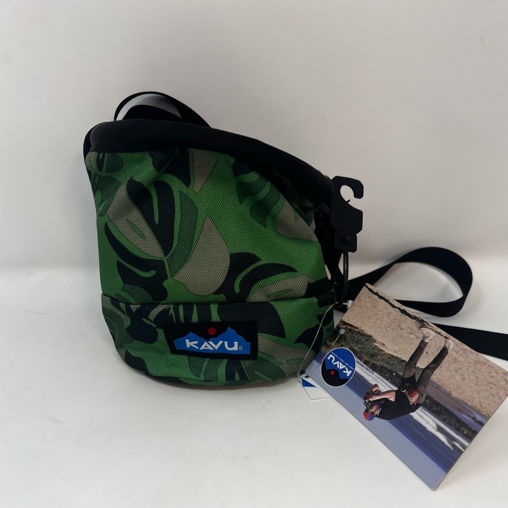 KAVU Peak Seeker Fleece Lined•Cylinder Cinch Adjustable Strap Monstera Garden